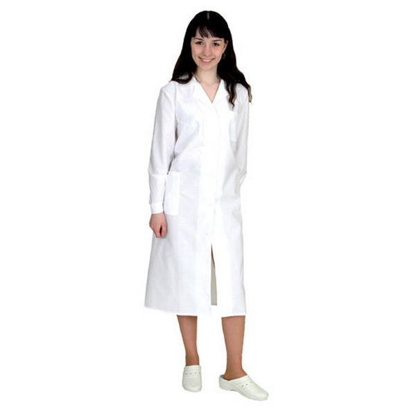 Девушка в халате медицинском с длинным рукавом левая рука в кармане, правая лежит вдоль тела, улыбается.